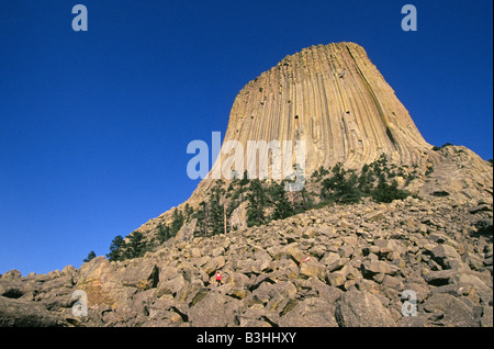 A view of Devil s Tower National Monument in eastern Wyoming Devils Tower rises 1267 feet above the Belle Fourche River Stock Photo