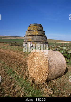 dh Dovecot Scotland RENDALL ORKNEY Bee hive type Dovecot hay bale dove cote uk straw bales doocot pigeon building dovecote isolated Stock Photo