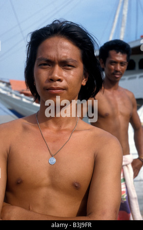 sailors on pinici schooner sunda kelapa jakarta java indonesia Stock Photo