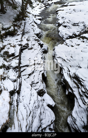 The River Dee flowing through the rocky ravine of the Linn of Dee in winter snow, west of Braemar, Aberdeenshire, Scotland Stock Photo