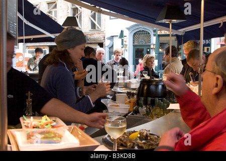 Street front restaurant 'Mer du Nord' serving freshly cooked seafood directly to standing customers, Brussels Belgium Stock Photo