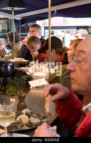 Street front restaurant 'Mer du Nord' serving freshly cooked seafood directly to standing customers, Brussels Belgium Stock Photo