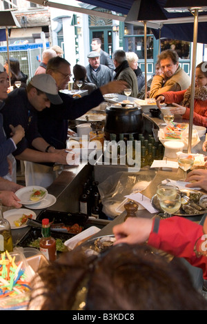 Street front restaurant 'Mer du Nord' serving freshly cooked seafood directly to standing customers, Brussels Belgium Stock Photo