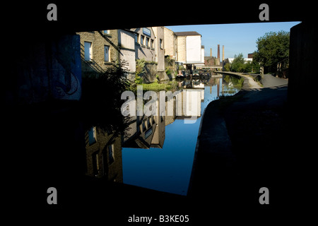 The Leeds-Liverpool canal passes under a bridge at Shipley, Bradford, West Yorkshire Stock Photo