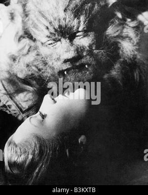 BEAUTY AND THE BEAST  aka La belle et la Bete  1946 DisCina film with Jean Marais as The Beast and Josette Day as Belle Stock Photo