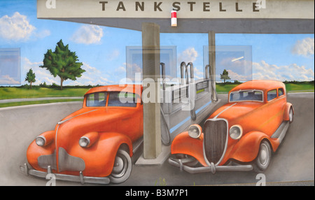 Wandmalerei die eine Tankstelle zeigt Mural painting that shows a gas station Stock Photo