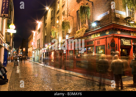 People outside the famous Temple Bar in Temple Bar, Dublin, Ireland at night Stock Photo