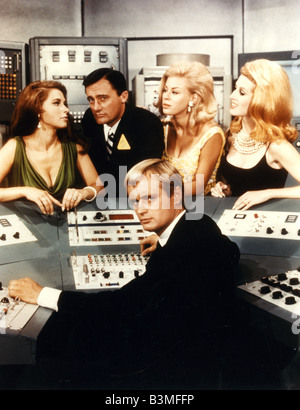 THE MAN FROM UNCLE  US TV series with Robert Vaughan at back and David McCallum Stock Photo