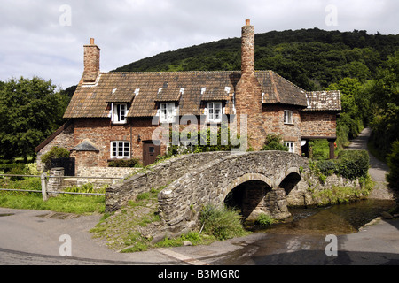 The packhorse bridge and cottages at Allerford village on Exmoor N Devon Stock Photo