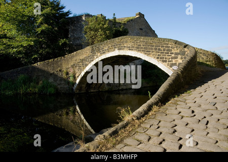 A bridge crosses the Leeds-Liverpool canal at Shipley, Bradford, West Yorkshire Stock Photo