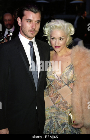 GWEN STEFANI  US rock singer with Gavin Rossdale in 2004 Stock Photo