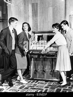 JUKEBOX  American teenagers with jukebox about 1956 Stock Photo