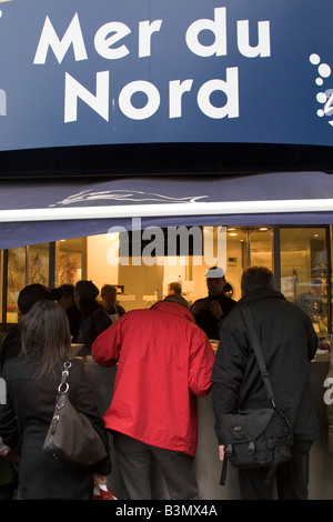 Street front restaurant 'Mer du Nord' serving freshly cooked seafood directly to standing customers, Brussels Belgium Stock Photo