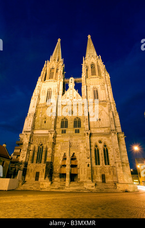 Deutschland, Bayern, Regensburger Dom bei Nacht, cathedral St Peter in Regensburg Bavaria Germany Stock Photo