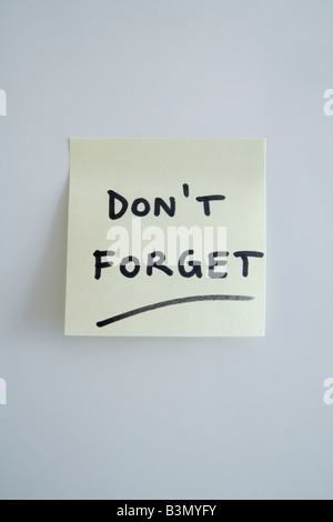 Adhesive note saying 'Don't forget' Stock Photo