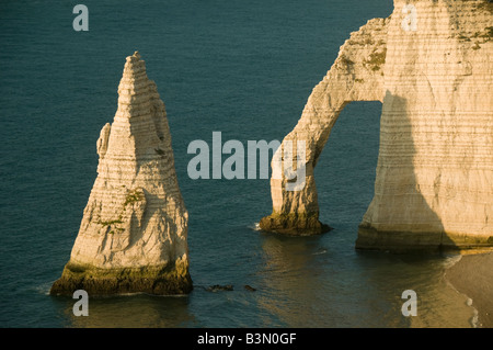 L'Aiguille (The Needle) and Porte d'Aval arch, Etretat, Normandy, FRANCE, made famous by Claude Monet Stock Photo