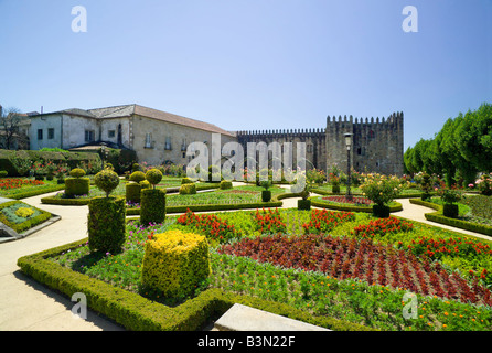 Portugal the Costa Verde Minho district Braga The mediaeval Archbishop s Palace and the Jardim de Santa Barbara gardens Stock Photo