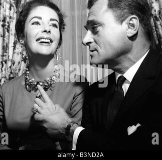 Elizabeth Taylor April 1957 with Husband Mike Todd showing off diamond ring Stock Photo