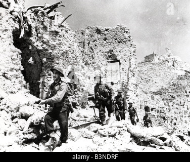 BATTLE OF MONTE CASSINO 1944 - British soldiers pick there way through the ruins after the German capitulation Stock Photo