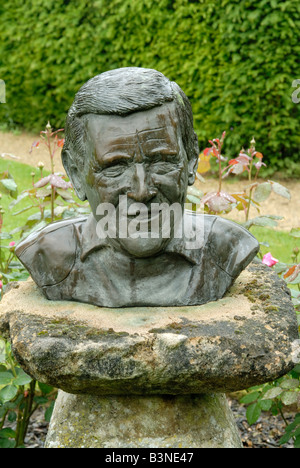 Bust of Geoff Hamilton at Barnsdale Gardens in Rutland Stock Photo