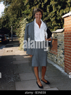 Sue Lawley TV Presenter leaves London home September 1990 mirrorpix Stock Photo