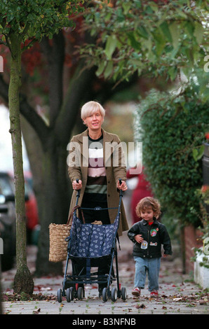 Paula Yates TV Presenter November 1998 Walking near her home in London with her daughter Heavenly Hirani Tiger Lilly mirrorpix Stock Photo