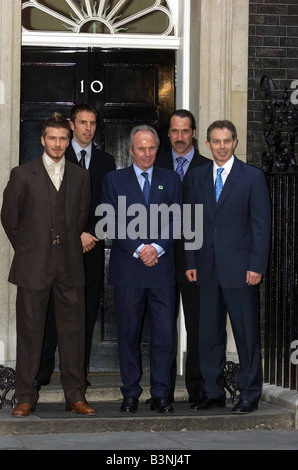 England coach Sven-Goran Eriksson (centre) and his players David Beckham (left), Gareth Southgate (second left) and David Seaman after a meeting with Tony Blair (right), at Downing Street, London Earlier today England coach, Sven-Goran Eriksson anounced the 23 man squad that will travel over to China and Korea in June for the FIFA World Cup Finals May 2002 Stock Photo