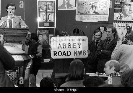 The Beatles Memorabilia Auction Beatlemania Again This time it was the first ever Rock N Roll auction at Sotheby s Belgravia The Abbey Road N W 8 Street Sign being auctioned Match 1981 Stock Photo