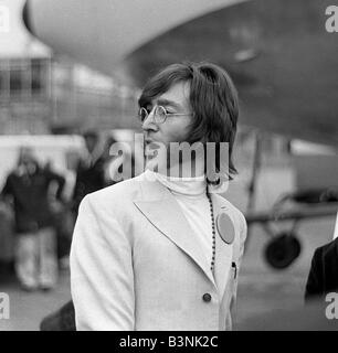 Beatles singer songwriter John Lennon off to India February 1968 Stock Photo