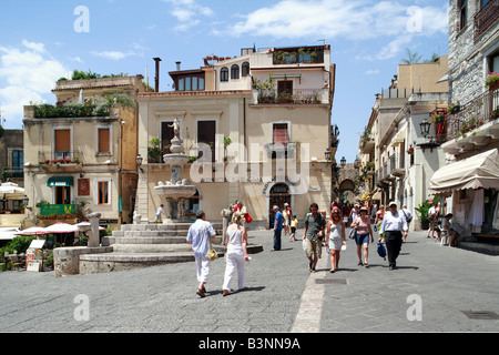 Touristen auf der Flaniermeile Corso Umberto, Monumentalbrunnen, Stadttor Porta Catania, Taormina, Sizilien, Italien Stock Photo