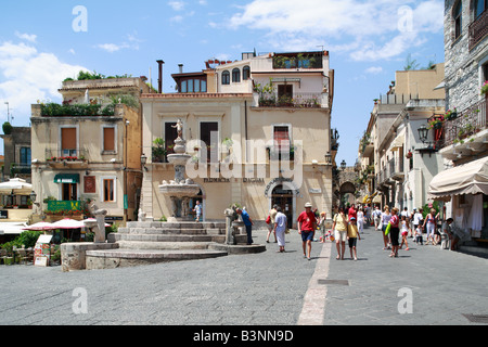 Touristen auf der Flaniermeile Corso Umberto, Monumentalbrunnen, Stadttor Porta Catania, Taormina, Sizilien, Italien Stock Photo