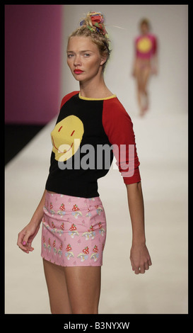 Jodie Kidd on the catwalk at London Fashion Week Stock Photo - Alamy