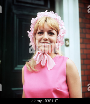 1968 Clothing Ascot Fashion Hats Rosemary Anderson in a pink daisy hat Stock Photo