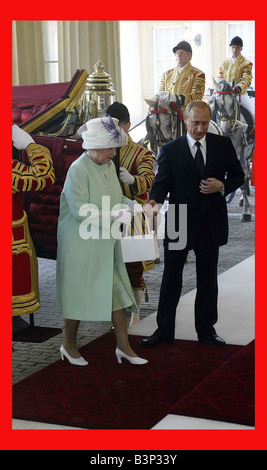 Queen Elizabeth June 2003 and Russia s President Vladimir Putin stepping out of the Royal carriage outside Buckingham Palace in Stock Photo