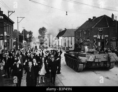 British Soldiers Troops Enter Brussels September 1944 crowds gather and cheer as the tanks passes through the city Stock Photo
