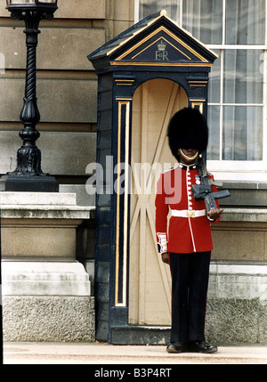 Army Regiments Richard Grant Stokes first black Guardsman on duty outside Buckingham Palace Stock Photo