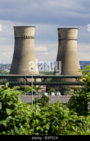 Tinsley Cooling Towers next to the M1 Motorway before their demolition in August 2008 Stock Photo