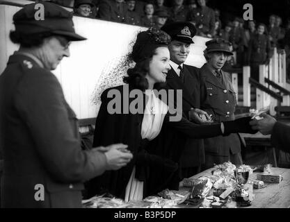 Lawrence Olivier and Vivian Leigh at ATS Sports Laurence Olivier and his wife Vivien Leigh handing out medals and trophies at the ATS Sports competition Laurence Olivier Later Lord Olivier Born Dorking Surrey 22nd May 1907 Married three times to Jill Esmond Vivien Leigh 1940 1960 div and Joan Plowwright 1930 film debut in too many crooks Series of roles in classic and modern plays on the London stage brought great critical acclaim over the years Produced and directed plays at the Old Viv in particular 1941 44 served in Fleet Air Arm mainly in entertainment capacity 1944 49 director of the Old Stock Photo