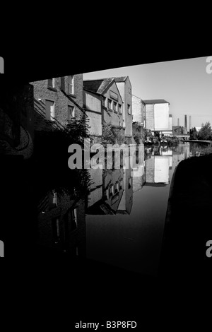 The Leeds-Liverpool canal passes under a bridge at Shipley, Bradford, West Yorkshire Stock Photo