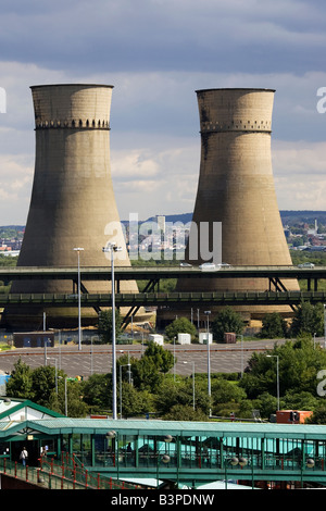 Tinsley Cooling Towers next to the M1 Motorway before their demolition in August 2008 Stock Photo