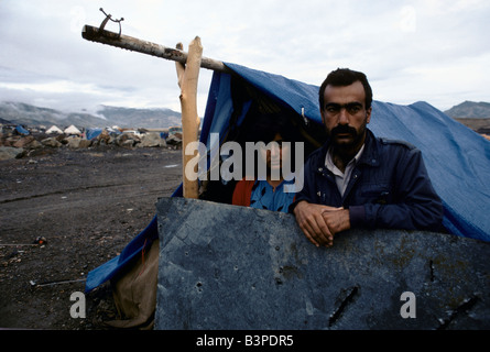 KURDISTAN', COUPLE IN THEIR TENT, PENJUIN, OCTOBER 1991 Stock Photo