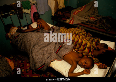 BURUNDI'S ETHNIC STRIFE', NOV 1993.  KERIMBA HOSPITAL, BUWERU PROVINCE. HUTUS SLEEP IN OVERCROWDED CONDITIONS IN THE HOSPITAL Stock Photo