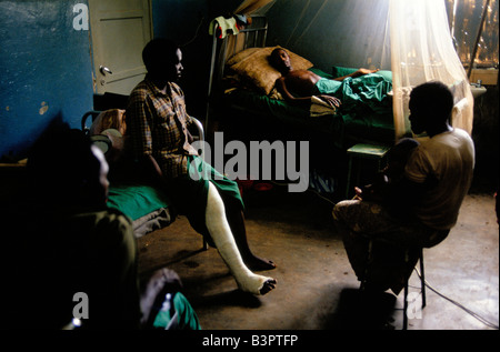 BURUNDI'S ETHNIC STRIFE', NOV 1993.  KERIMBA HOSPITAL, BUWERU PROVINCE. WOUNDED PEOPLE IN A QUIETER WARD Stock Photo