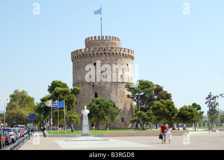 The 16th century White Tower of Thessaloniki on waterfront, Thessaloniki, Chalkidiki, Central Macedonia, Greece Stock Photo