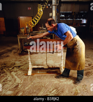 WORKER DOES THE FINAL POLISHING TO A PIECE OF FURNITURE, PENNSYLVANIA HOUSE FURNITURE COMPANY, LEWISBURG, PENNSYLVANIA, USA Stock Photo