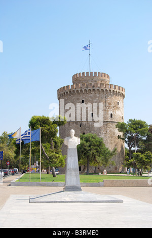 The 16th century White Tower of Thessaloniki on waterfront, Thessaloniki, Chalkidiki, Central Macedonia, Greece Stock Photo