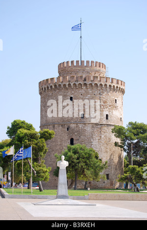 The 16th century White Tower of Thessaloniki on waterfront, Thessaloniki, Chalkidiki, Central Macedonia, Greece Stock Photo