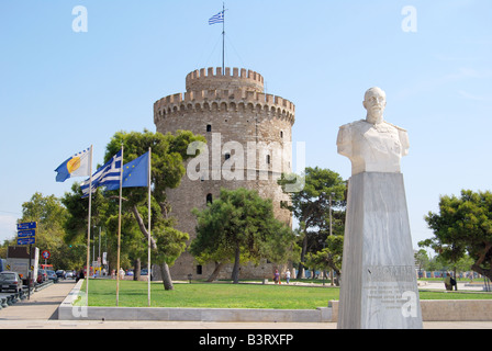 The 16th century White Tower of Thessaloniki on waterfront, Thessaloniki, Chalkidiki, Central Macedonia, Greece Stock Photo