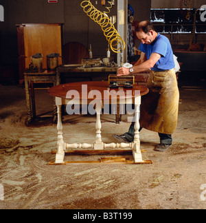 WORKER DOES THE FINAL POLISHING TO A PIECE OF FURNITURE, PENNSYLVANIA HOUSE FURNITURE COMPANY, LEWISBURG, PENNSYLVANIA, USA Stock Photo