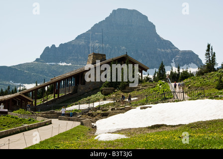 tourists at the visitor center at Logan Pass in Glacier National Park Stock Photo